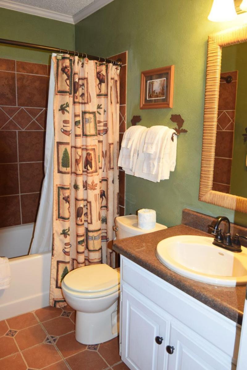 Claim Jumper Townhouse 16 - On The River - Across From The Fishing Ponds - In Town - Near The Ski Area - Fireplace - Wifi - Sate Ред Ривър Екстериор снимка