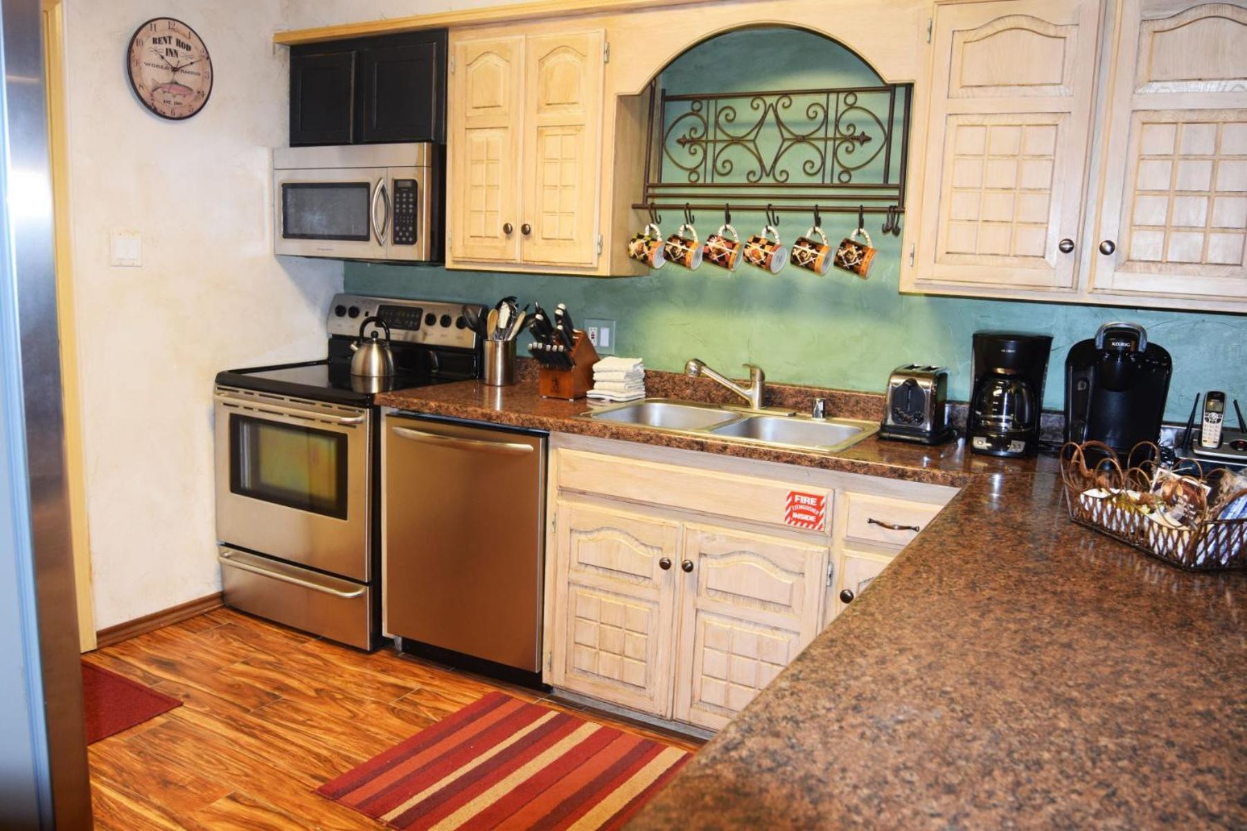 Claim Jumper Townhouse 16 - On The River - Across From The Fishing Ponds - In Town - Near The Ski Area - Fireplace - Wifi - Sate Ред Ривър Екстериор снимка